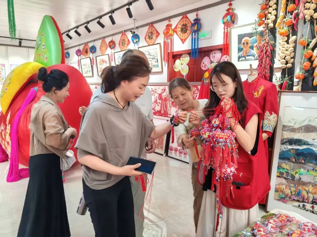 香包传新风 文明润心田——庆阳市文明实践办开展“宣讲+非遗+服务”主题香包惠民活动
