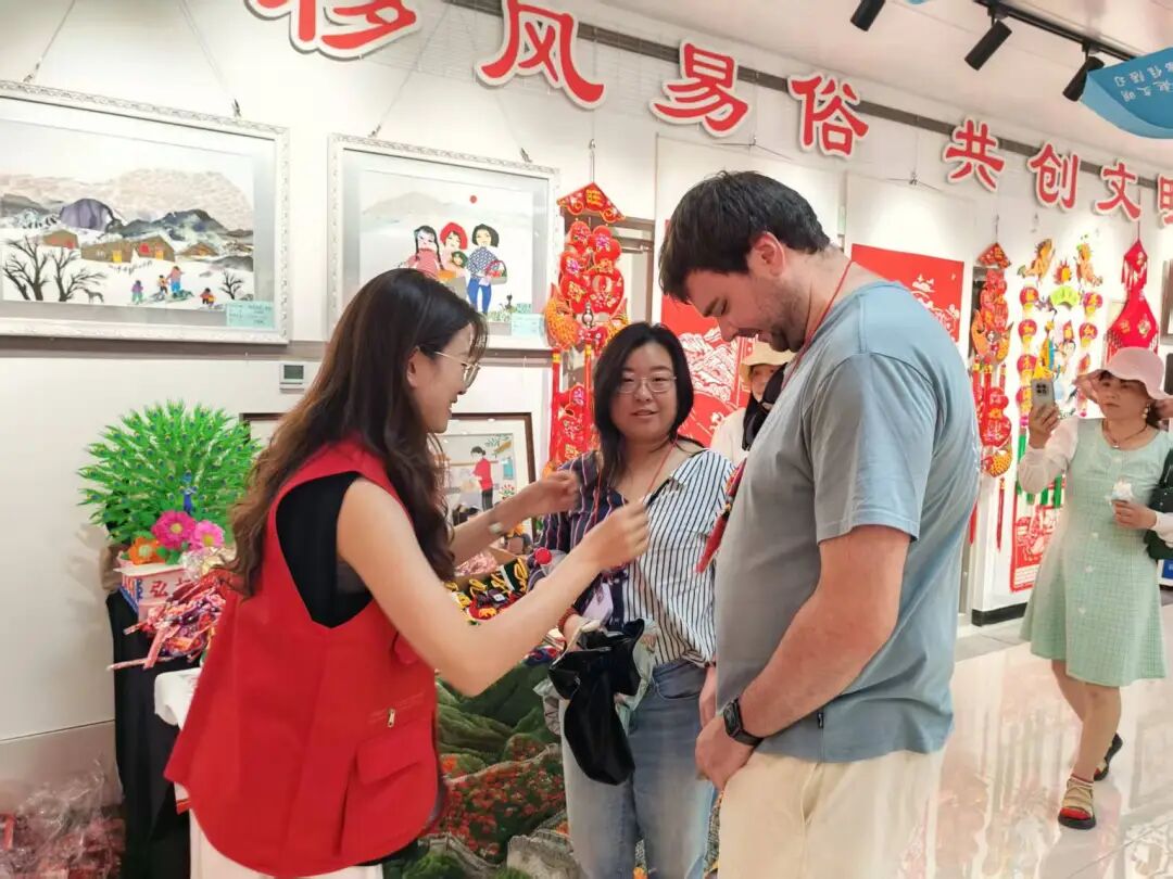 香包传新风 文明润心田——庆阳市文明实践办开展“宣讲+非遗+服务”主题香包惠民活动