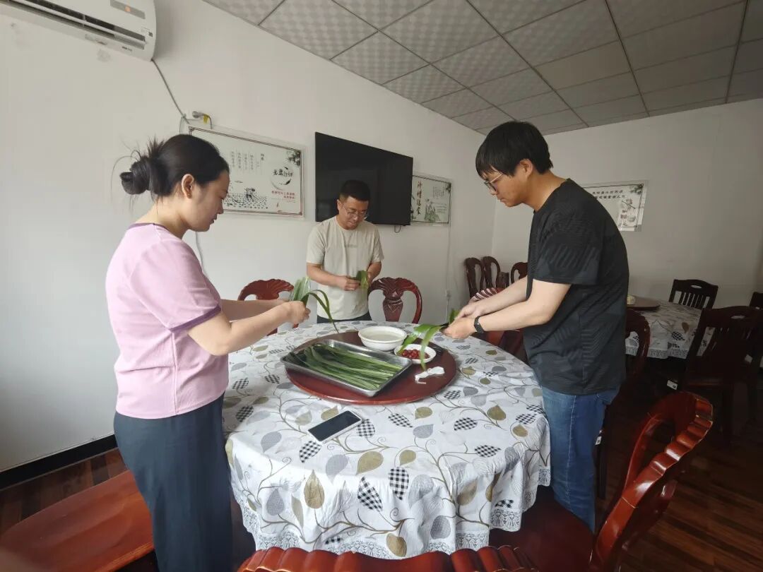 此次活动,让干部职工在繁忙工作之余放松了身心、体验了民俗乐趣,更在协作中增进了感情、拉近了距离。大家表示,将以更饱满的热情和更团结的姿态投入公路养护工作,像包粽子一样,把每一项工作做扎实、捆紧实,让群众出行的每一条道路都平安顺畅。