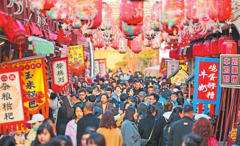 天水古城游人如织。