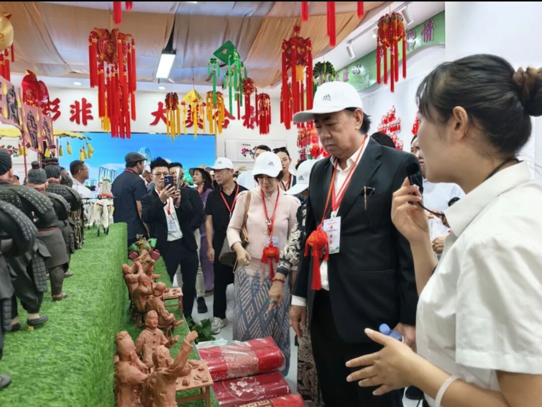 马来西亚雪兰莪州州议员张睷洋一行参加第二十一届庆阳香包民俗文化节并访问庆阳
