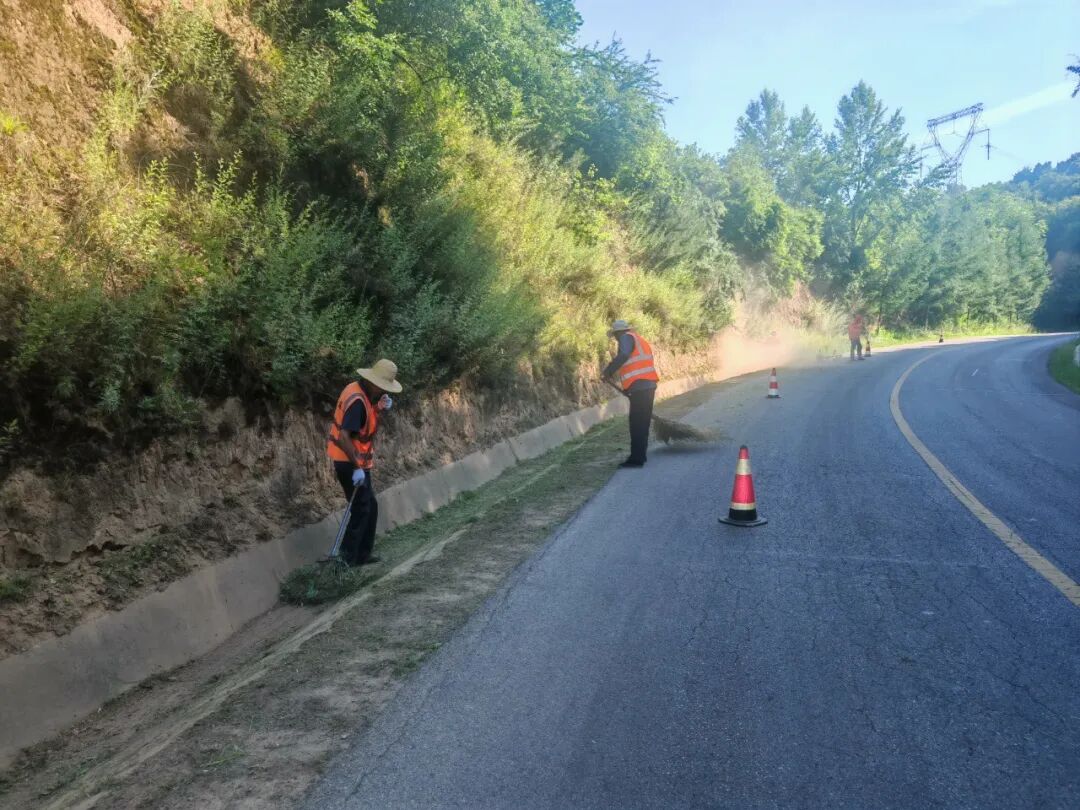 正宁公路段端午保通保畅与路域环境整治纪实
