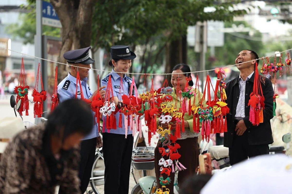 烟火人间，平安为底。在反诈宣传之外，民辅警依托集市人流密集的特点，多点开展暖心安全科普，细致讲解道路通行、公共场所消防、民爆物品管理等安全常识，引导群众规避各类安全风险。同时聚焦青少年成长安全，重点普及防溺水、防校园欺凌等关键知识，普及自我保护技巧，让安全理念深入人心，全方位提升群众自救自护能力。