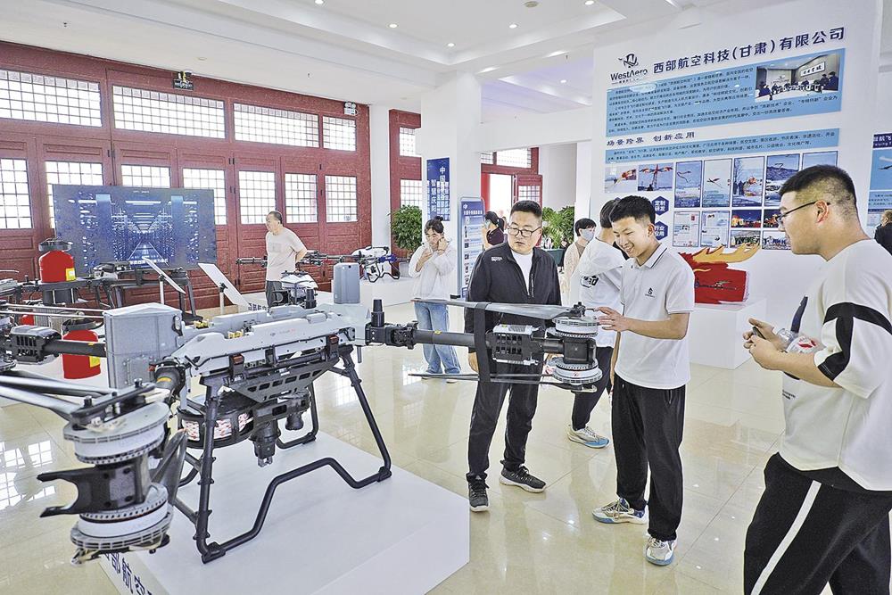 游客在西峰区低空产业展示馆参观航空科创产品。庆阳融媒记者 徐嘉英 摄