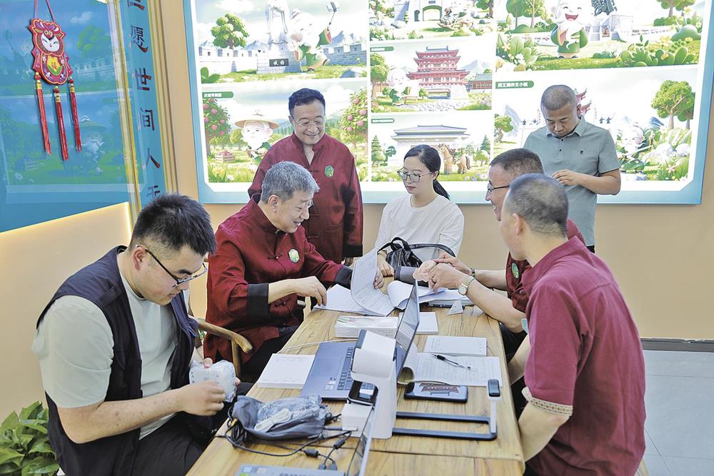 岐黄康养馆内,陆氏流派名医正在给游客问诊。