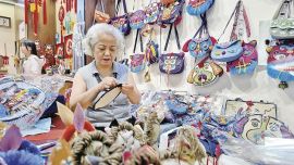 西峰区：秦腔戏韵绣香包 虎头潮品走四方