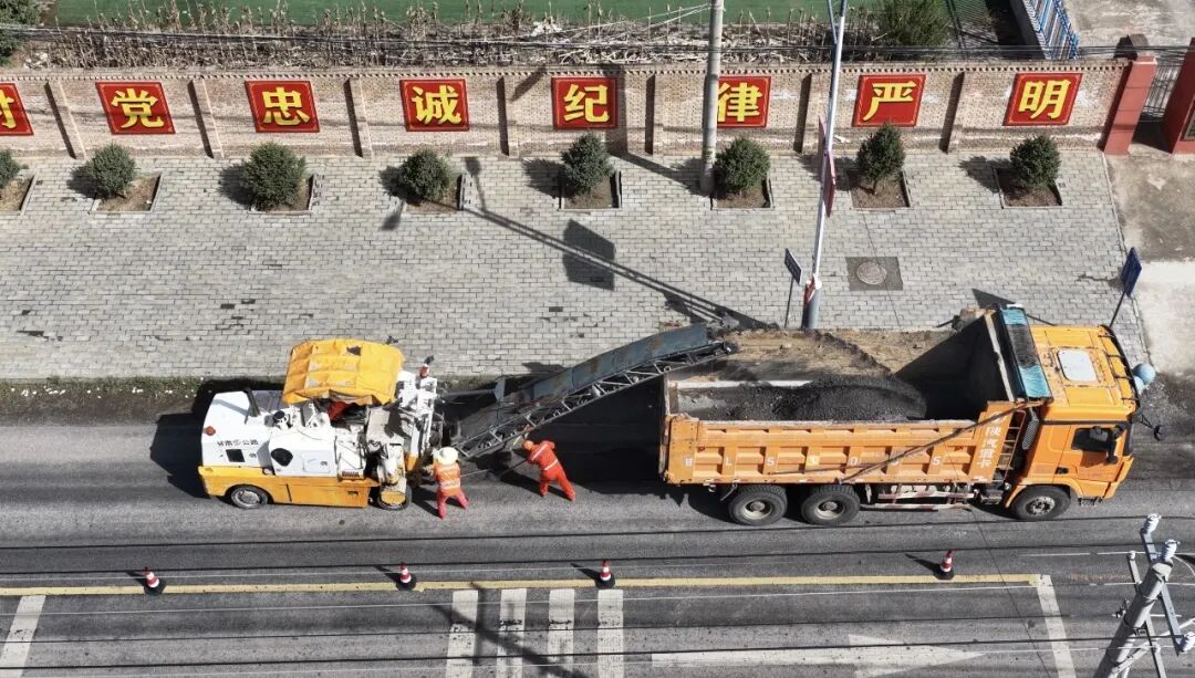 ▲合水公路段在G309线1421+900处开展铣刨作业