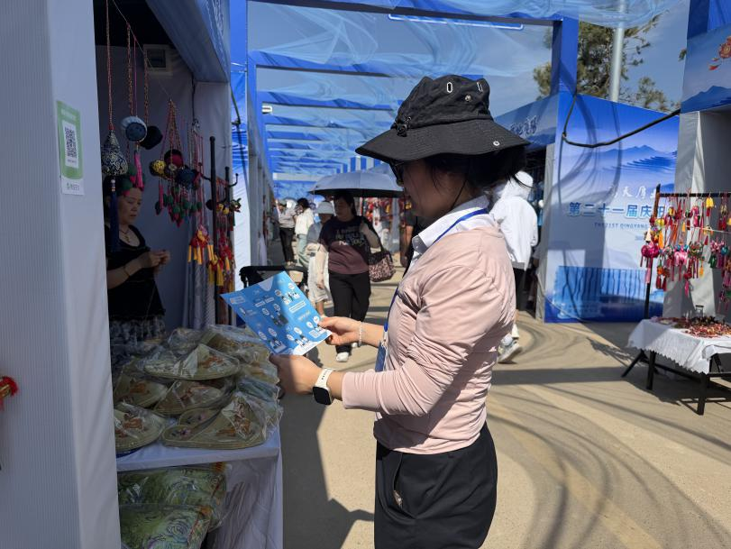 群众在浏览宣传折页