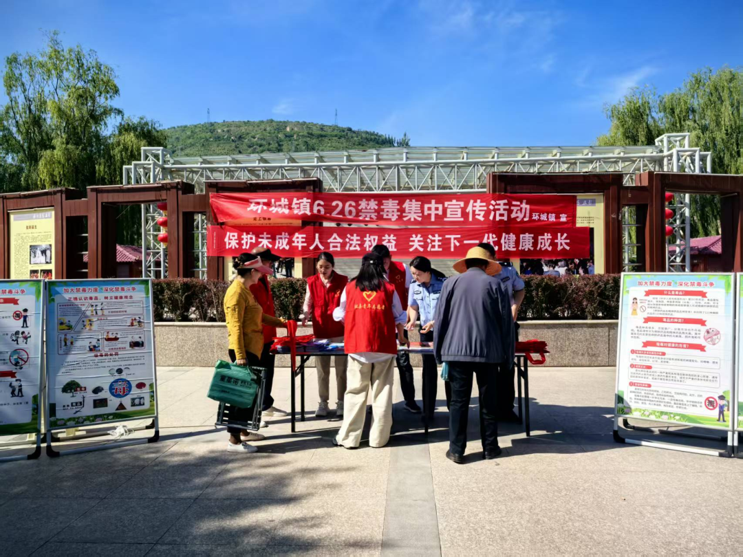 此次活动,共发放禁毒相关资料1000余份,张贴禁毒横幅3条,发放禁毒宣传纪念品300余份。