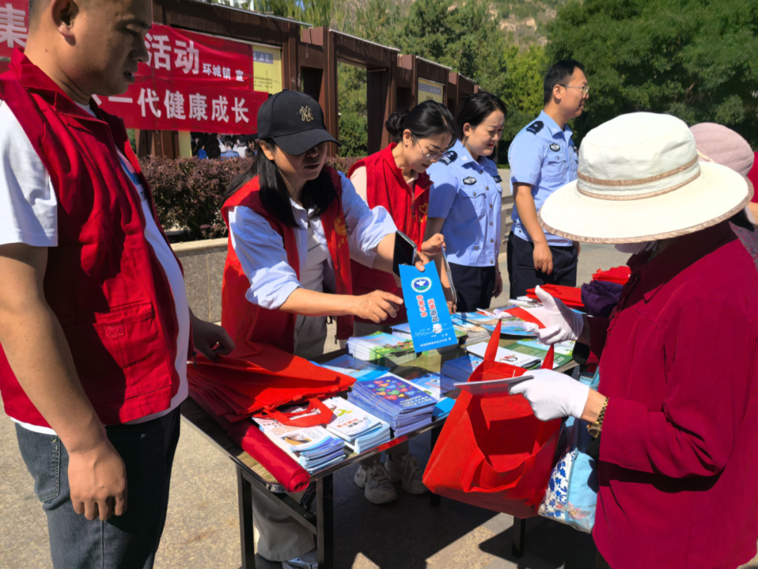 此外,工作人员在人群密集的区域,耐心解答群众关于禁毒法律法规、禁种铲毒的相关问题,引导群众树立“珍爱生命、远离毒品”的禁毒理念。