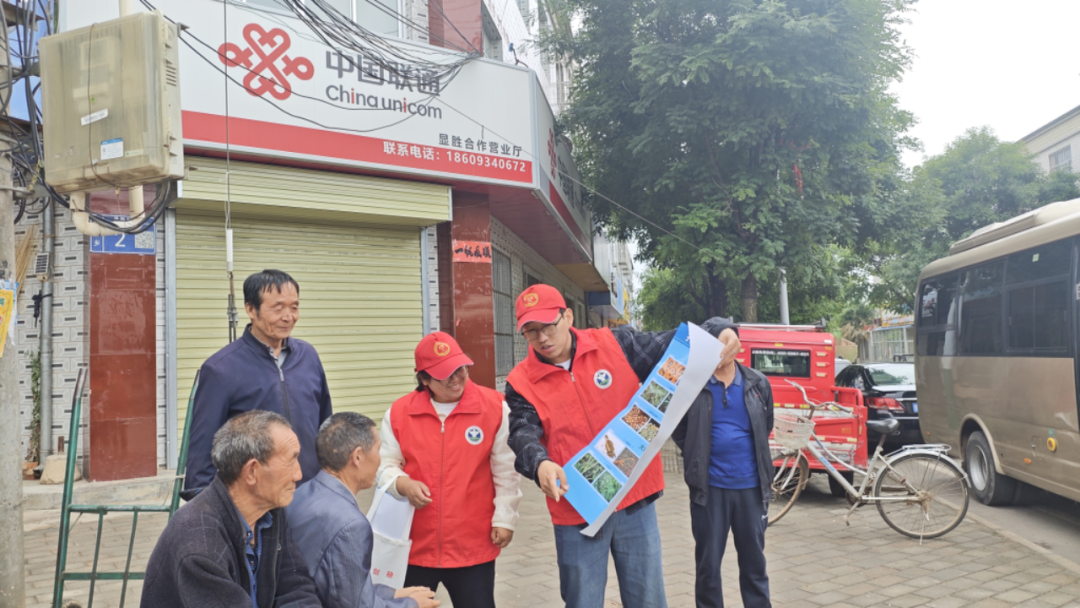 同时,工作人员积极鼓励引导群众自觉远离毒品,主动举报涉毒违法线索,呼吁群众积极参与禁毒人民战争,带动家人、亲友共同抵制毒品,摒弃侥幸心理,树立“珍爱生命、远离毒品”的健康理念。此次集市宣传活动,人流量集中、宣传效率高,有效打破了农村禁毒宣传盲区,让禁毒知识深入人心、落地生根。