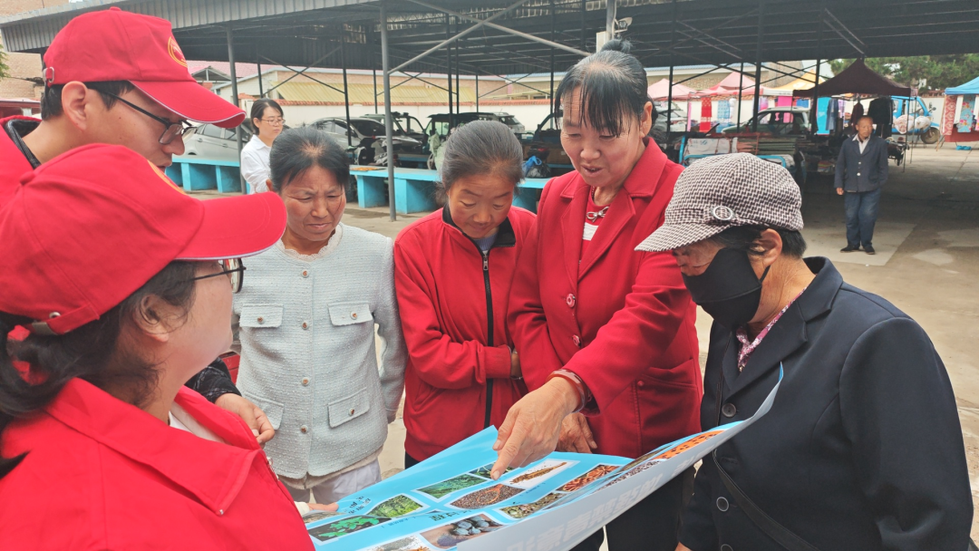 活动现场,工作人员通过发放宣传手册、现场答疑解惑等形式开展宣传。针对农村群众对新型毒品认知薄弱、防范意识不足的特点,工作人员结合典型涉毒案例,通俗易懂地向过往群众讲解传统毒品、新型伪装毒品的种类、危害及辨别方法,重点科普依托咪酯、笑气、合成大麻素等新型毒品的隐蔽性迷惑性,提醒广大群众尤其是青少年、中老年群体切勿误食、误用新型毒品。