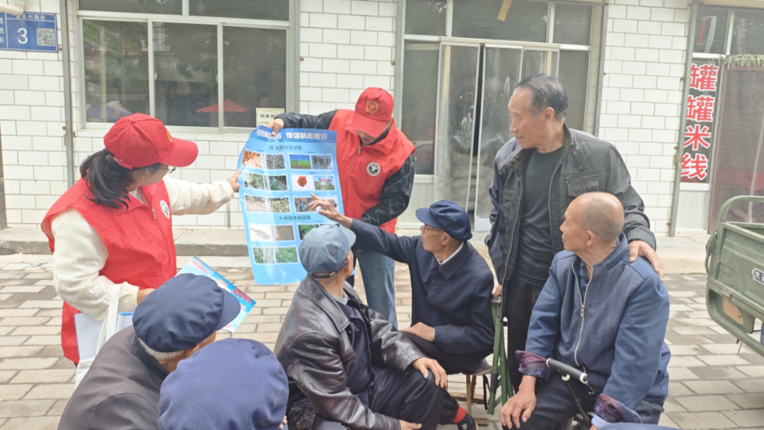 为进一步扩大禁毒宣传覆盖面,切实提升辖区群众识毒、防毒、拒毒意识,筑牢基层禁毒安全防线。6月22日,显胜乡利用乡镇集市人流量大、人员集中的有利契机,显胜乡平安法治办开展禁毒宣传进集市活动,让禁毒知识走进群众日常生活。