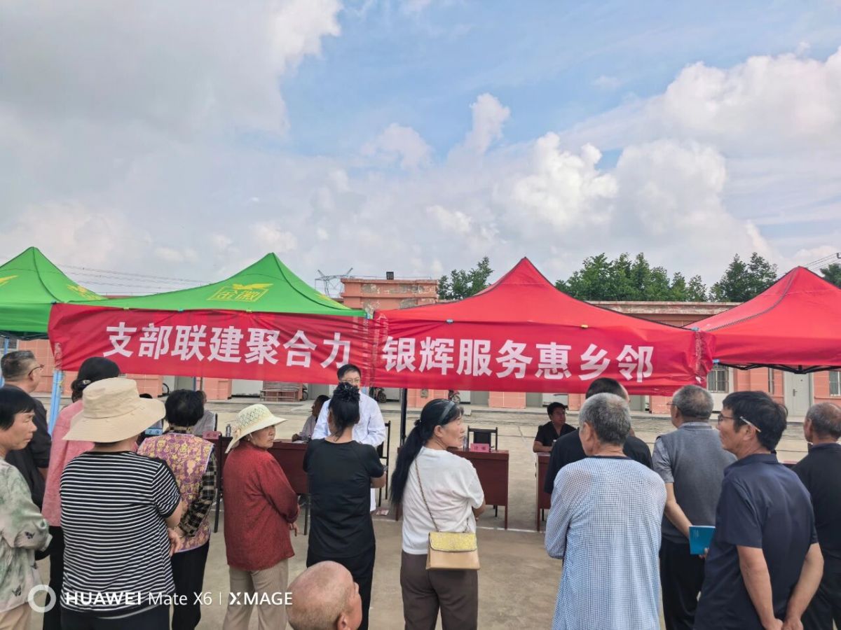 庆阳中院党员志愿服务队赴宁县焦村镇下个村开展普法活动