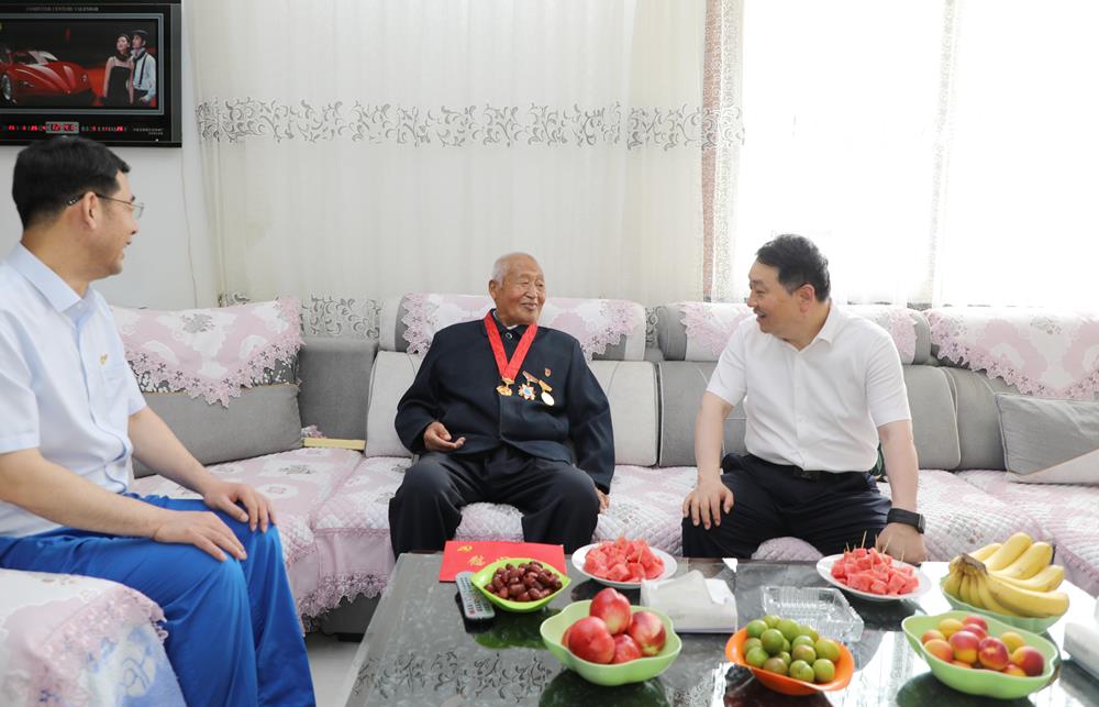 周继军&ldquo;七一&rdquo;前夕走访慰问党员代表
向全市广大共产党员致以节日问候和诚挚祝福