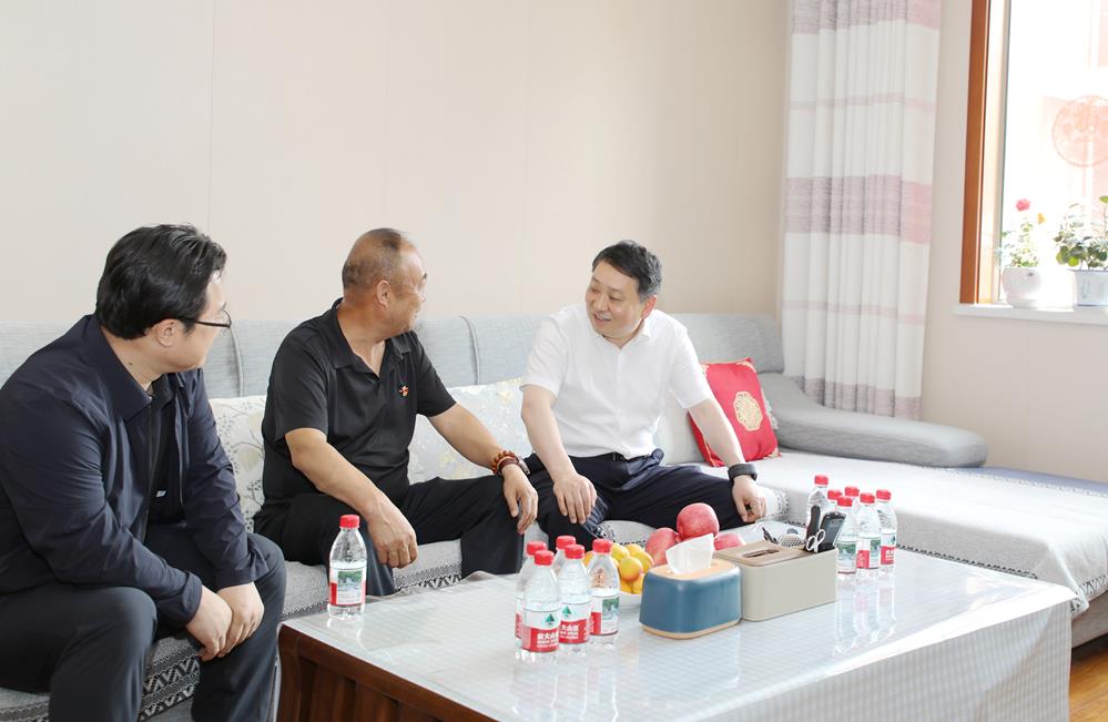 周继军&ldquo;七一&rdquo;前夕走访慰问党员代表
向全市广大共产党员致以节日问候和诚挚祝福