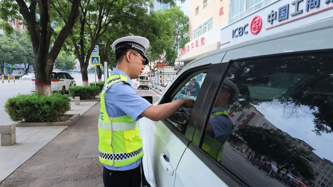 西峰公安交警：加密巡逻频次 严查重点路段违停乱象