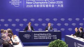 李强出席2026年夏季达沃斯论坛工商界代表座谈会