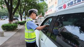 西峰公安交警：加密巡逻频次 严查重点路段违停乱象