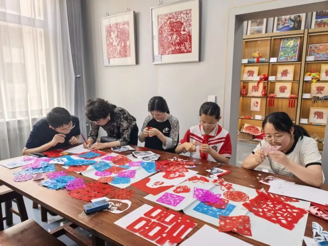 团市委党支部在市工人文化宫开展主题党日活动