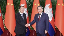 李强会见柬埔寨人民党主席、参议院主席洪森