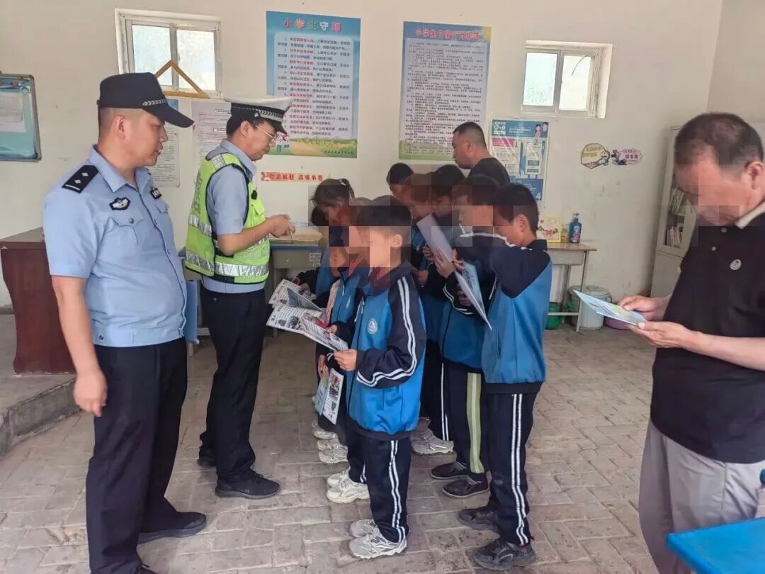 环县公安局毛井派出所民警结合近年来发生的真实案例，通过互动问答、发放宣传单等形式，向学生讲解野外游泳、玩水的危害，重点强调防溺水&ldquo;六不准&rdquo;原则，并现场传授溺水自救与施救技巧，提醒学生远离危险水域。