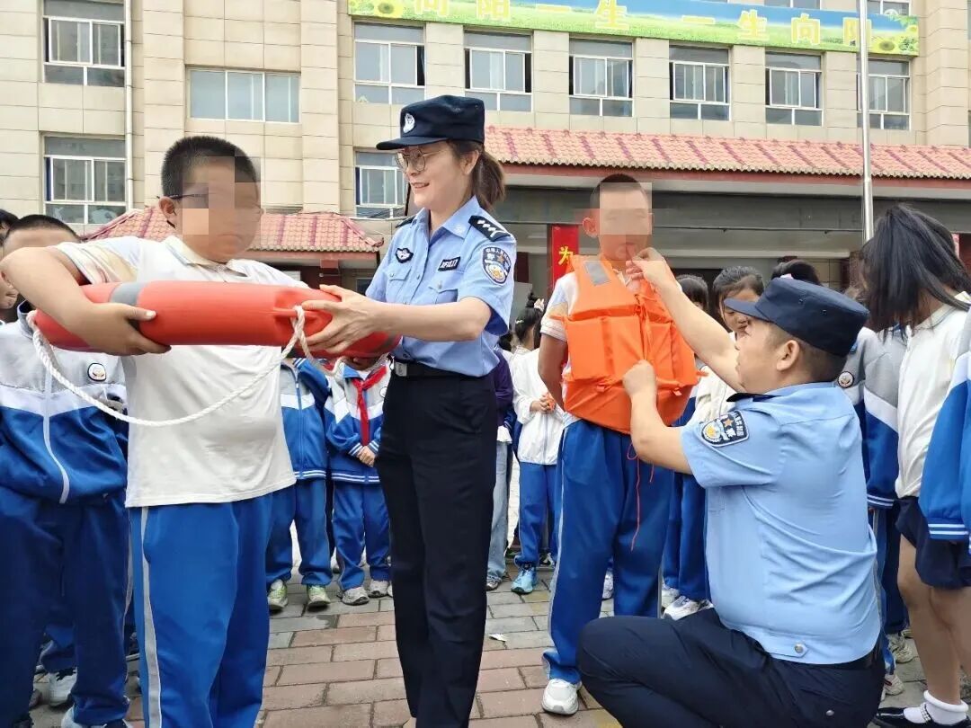 西峰分局解放路派出所社区民警走进辖区中小学，化身&ldquo;法治辅导员&rdquo;，以互动问答、情景模拟等形式，深入浅出地讲解野外水域的危险性和正确的自救互救知识。民警特别提醒师生，随着暑期临近，务必时刻绷紧安全弦，坚决杜绝私自下水游泳。