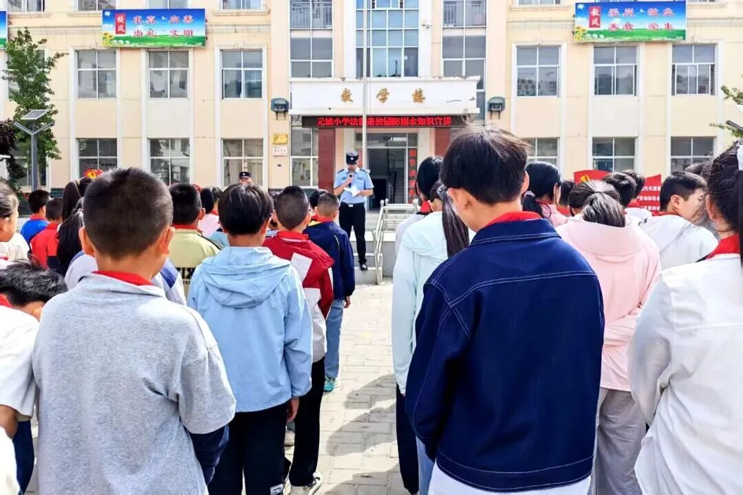 华池县公安局元城派出所民警结合真实溺水案例，讲解私自前往河道、池塘、水库戏水的危害，重点解读防溺水&ldquo;六不准&rdquo;内容，科普溺水自救、科学呼救、同伴智慧施救技巧，告诫学生自觉远离危险水域，从源头防范溺水事故发生。