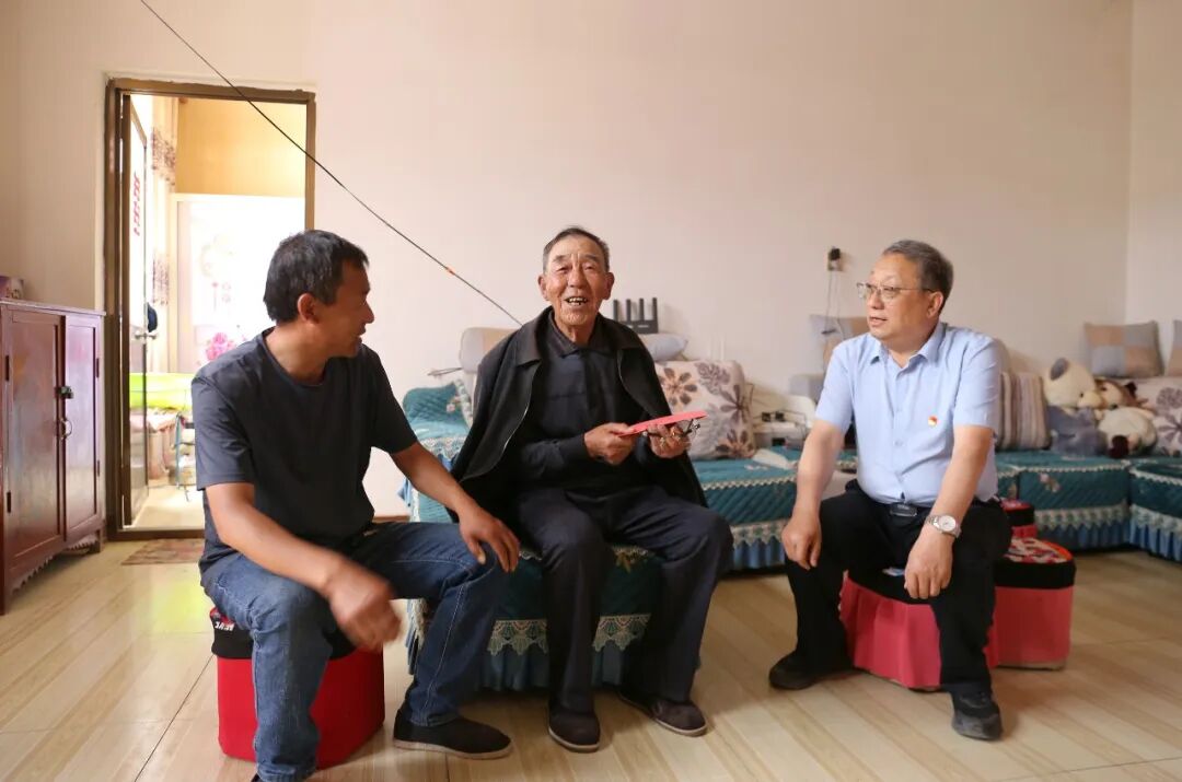 甘肃煤田地质局庆阳资源勘查院节前走访慰问帮扶村及党建联合体共建村困难老党员