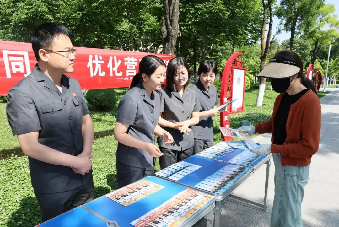 为充分发挥党建引领作用，推动党建与司法服务深度融合，近日，庆阳市中级人民法院优化营商环境党员志愿服务队联合刑事审判部门在和谐广场开展集中普法宣传活动。活动聚焦防范非法金融活动、优化法治化营商环境和诉前多元解纷三大重点，以党员干警&ldquo;亮身份、作表率&rdquo;的实际行动，将&ldquo;法治护身符&rdquo;送到群众和商户身边。