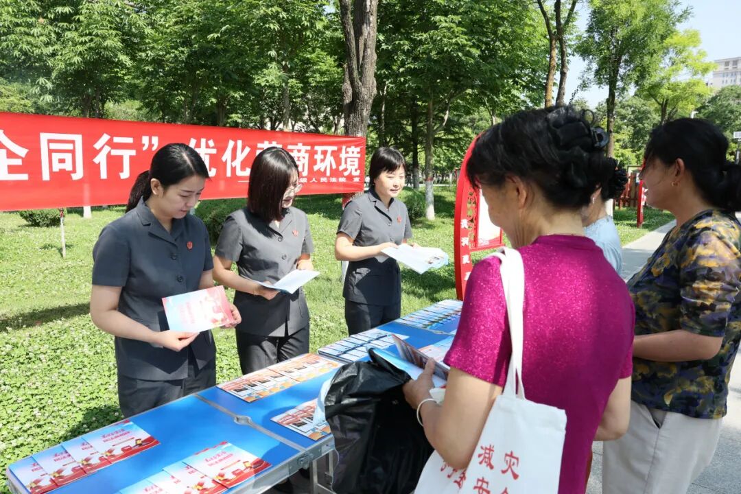 紧扣&ldquo;益企同行&rdquo;主题，党员服务队充分发挥先锋模范作用，主动对接前来咨询的中小微企业和个体商户从业者，围绕合同履约、产权保护、规范融资等方面，开展&ldquo;法治体检&rdquo;。刑事审判干警特别结合出售公司对公账户等涉企犯罪案例，以案释法、以案促改，从源头规避法律风险，助力企业在法治轨道上健康发展。