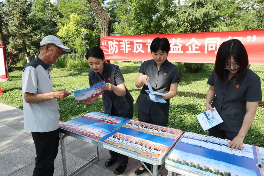 两部门干警还共同推介诉前司法调解与综治中心多元解纷机制&ldquo;省时、省心、低成本&rdquo;的独特优势，引导群众和企业在遭遇纠纷时优先选择非诉途径以高效便民的司法服务促进社会和谐稳定。