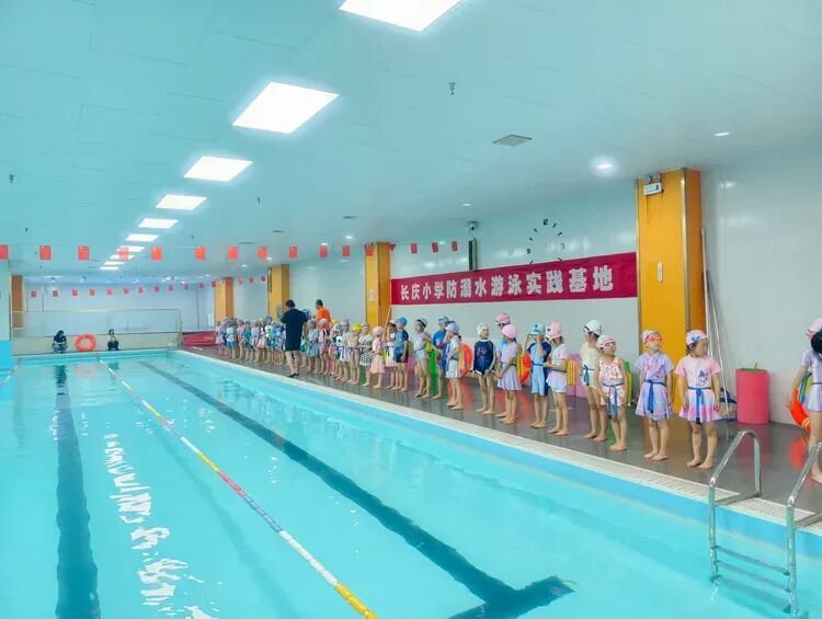 庆城县总工会开展公益游泳体验暨防溺水实训活动