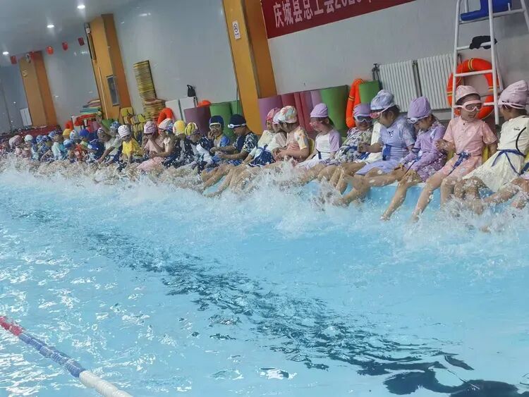 庆城县总工会开展公益游泳体验暨防溺水实训活动