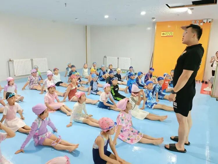 庆城县总工会开展公益游泳体验暨防溺水实训活动