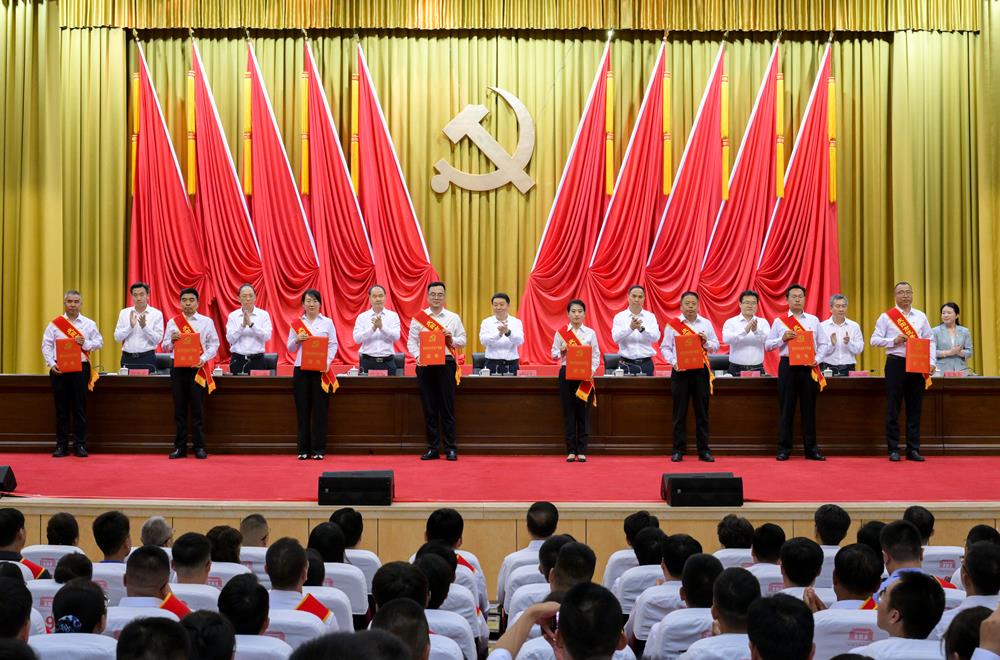 会上，与会领导向受表彰的个人和集体代表颁奖，受表彰对象代表作了发言。