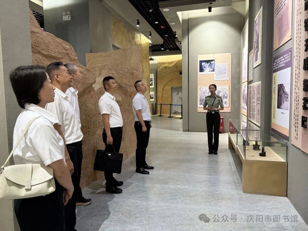 庆阳市图书馆组织党员干部赴山城堡开展主题党日活动