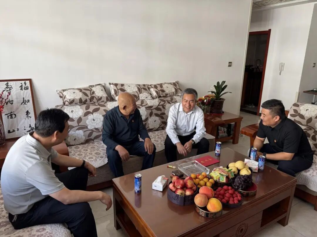 县领导“七一”节前走访慰问党员代表