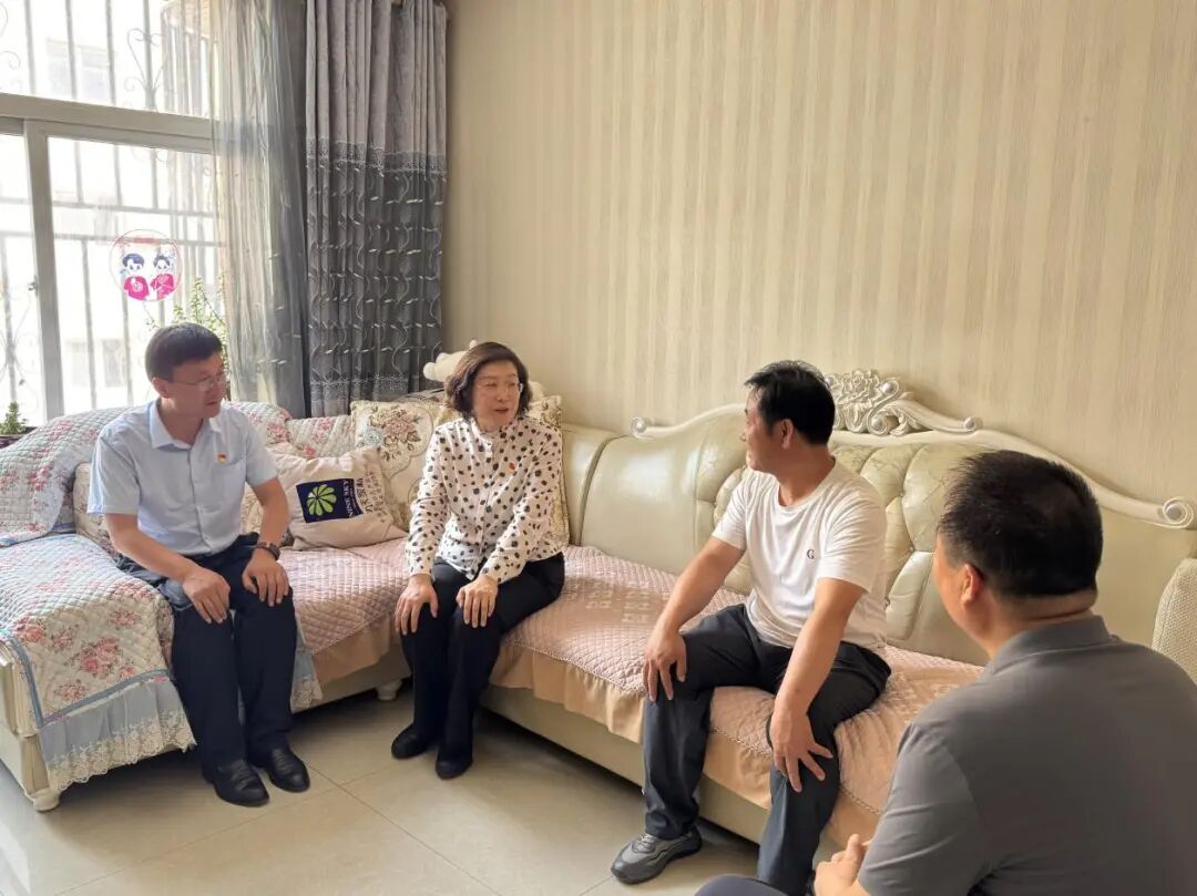 县领导“七一”节前走访慰问党员代表