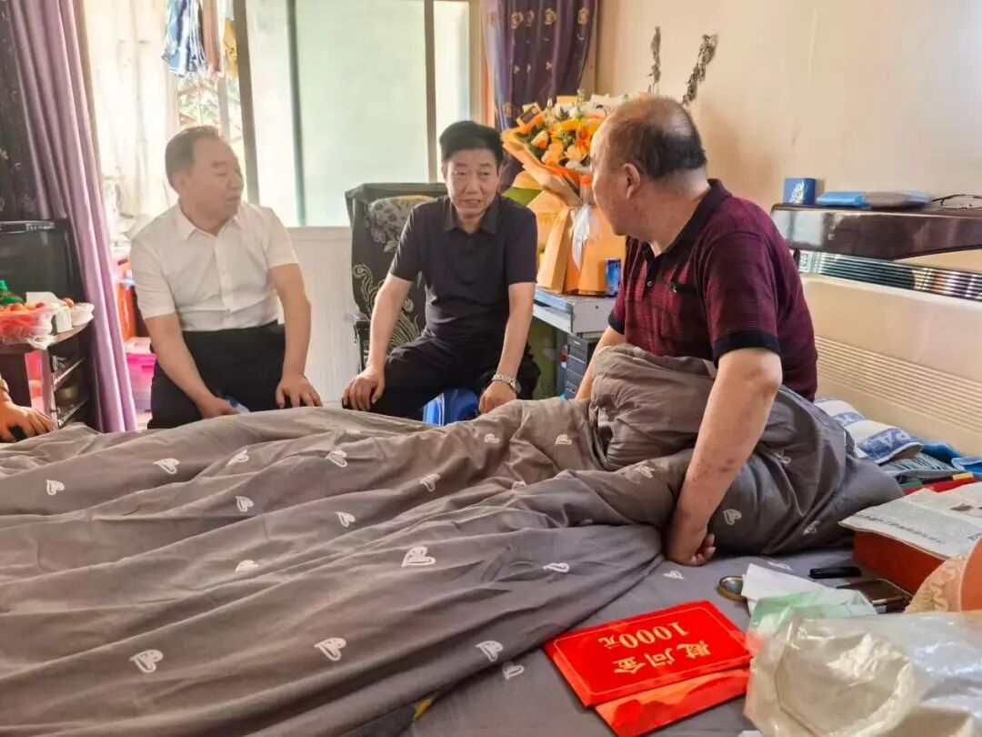 县领导“七一”节前走访慰问党员代表