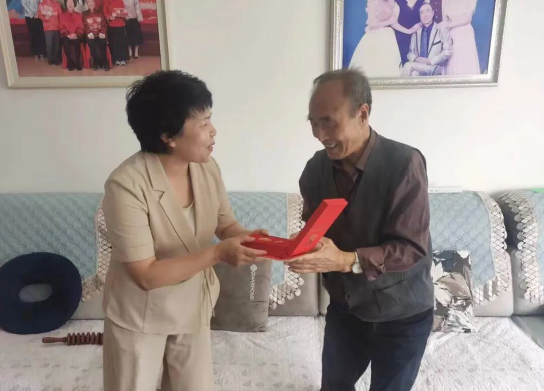 庆阳市检察院开展“七一”前慰问老干部活动