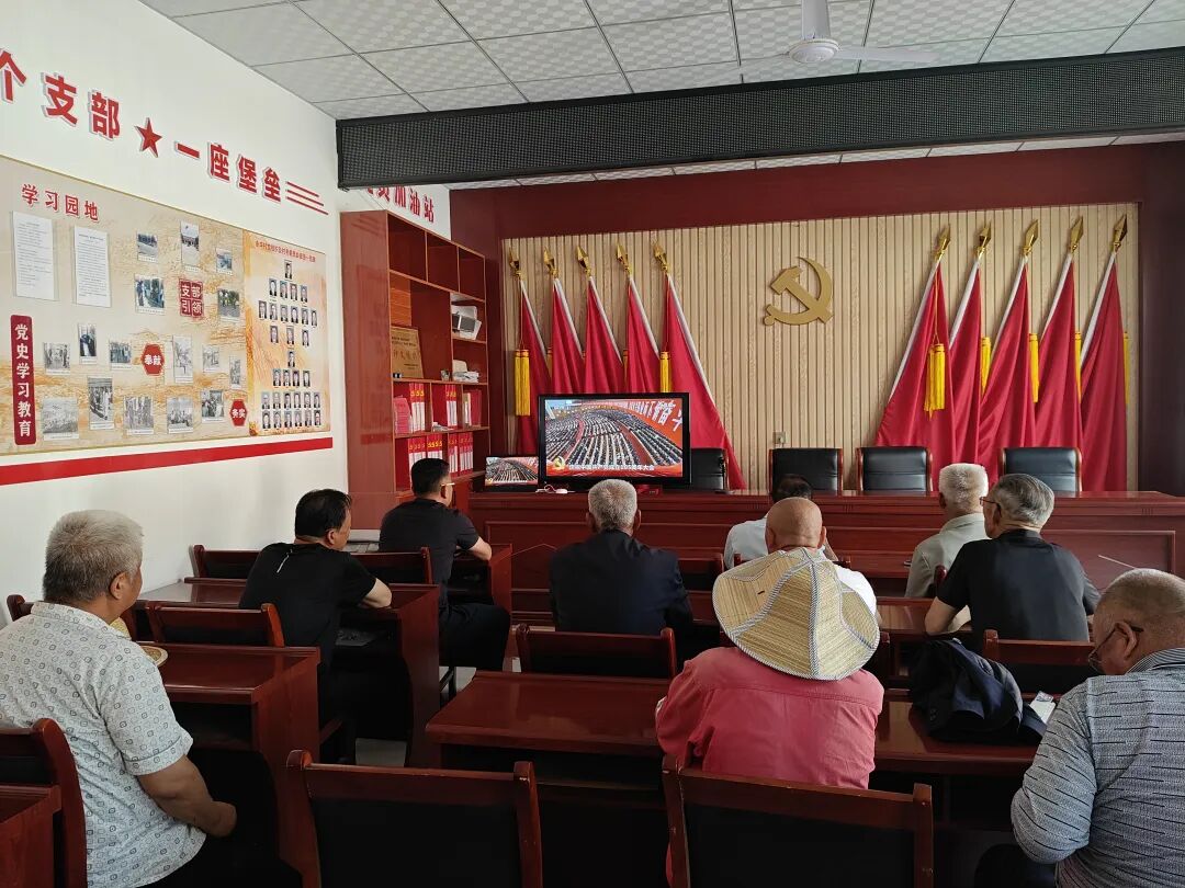 (新集镇永丰村干部群众收看庆祝中国共产党成立105周年大会直播)