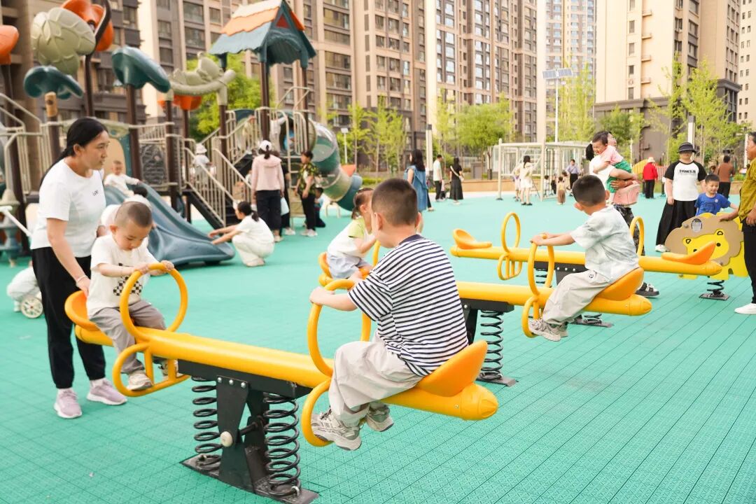 为扎实推进2026年省列为民实事项目,切实回应辖区儿童成长需求,环县妇联推进儿童友好空间建设,前期深入社区实地走访摸排,盘活闲置场地、科学规划功能区域,配齐组合滑梯、攀爬架、秋千、摇摇椅、户外打击乐器等游乐益智设施,全方位满足儿童游玩嬉戏、体能锻炼、益智启蒙、同伴交往的多元需求,同时严格坚守安全建设标准,全域铺设安全悬浮地板,配齐照明、休憩座椅等配套设施,切实提升了辖区儿童的幸福感和获得感。