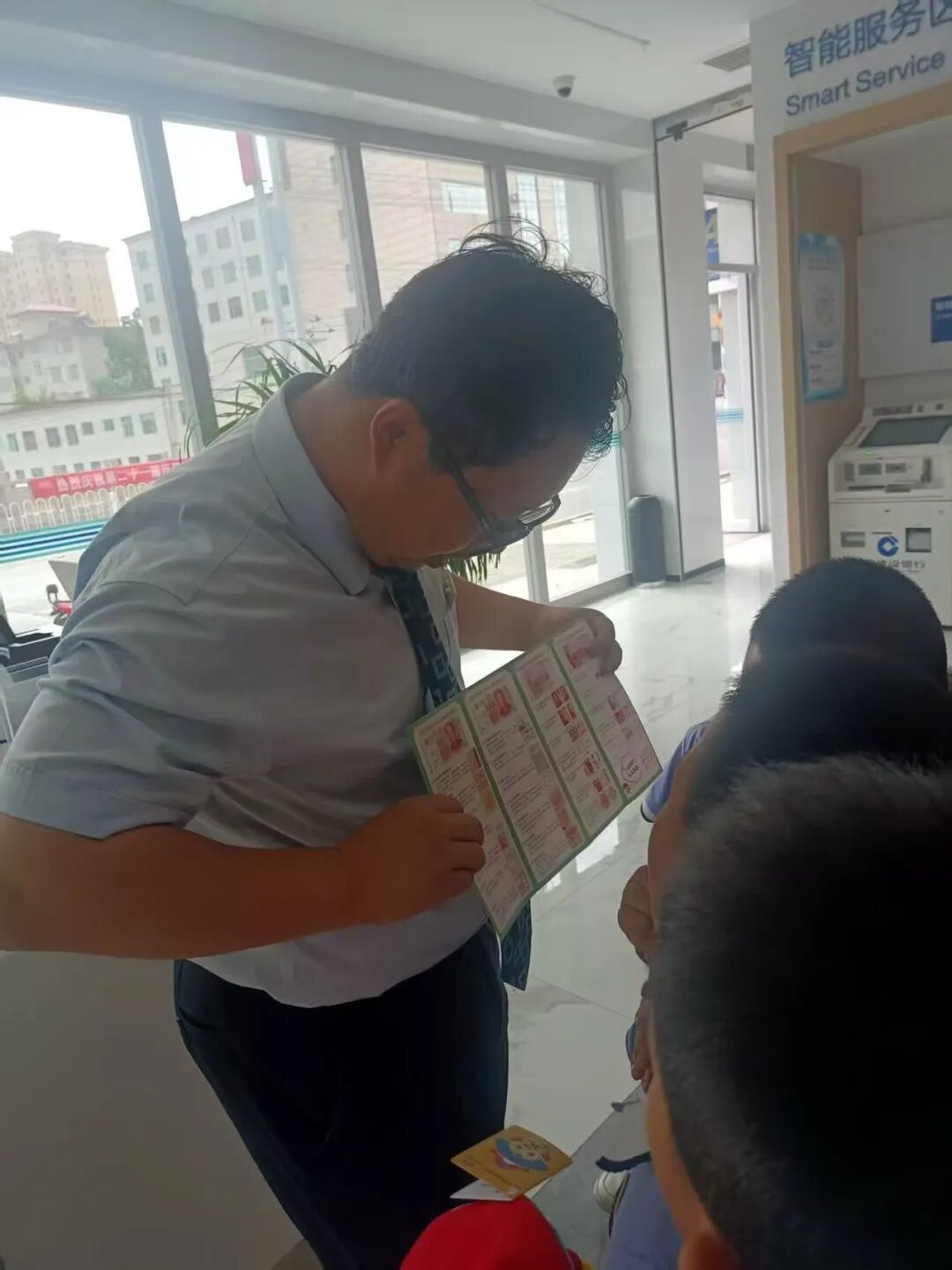 建行西峰西郊支行联合智慧树幼儿园开展金融启蒙研学之旅