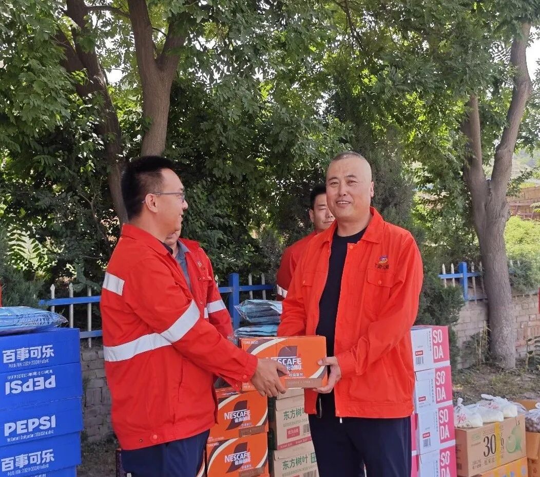 环县公路段为一线职工发放防暑降温品