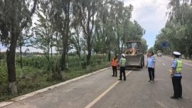 正宁公路段联合交警路政开展冰雹大风灾后抢险及隐患排查