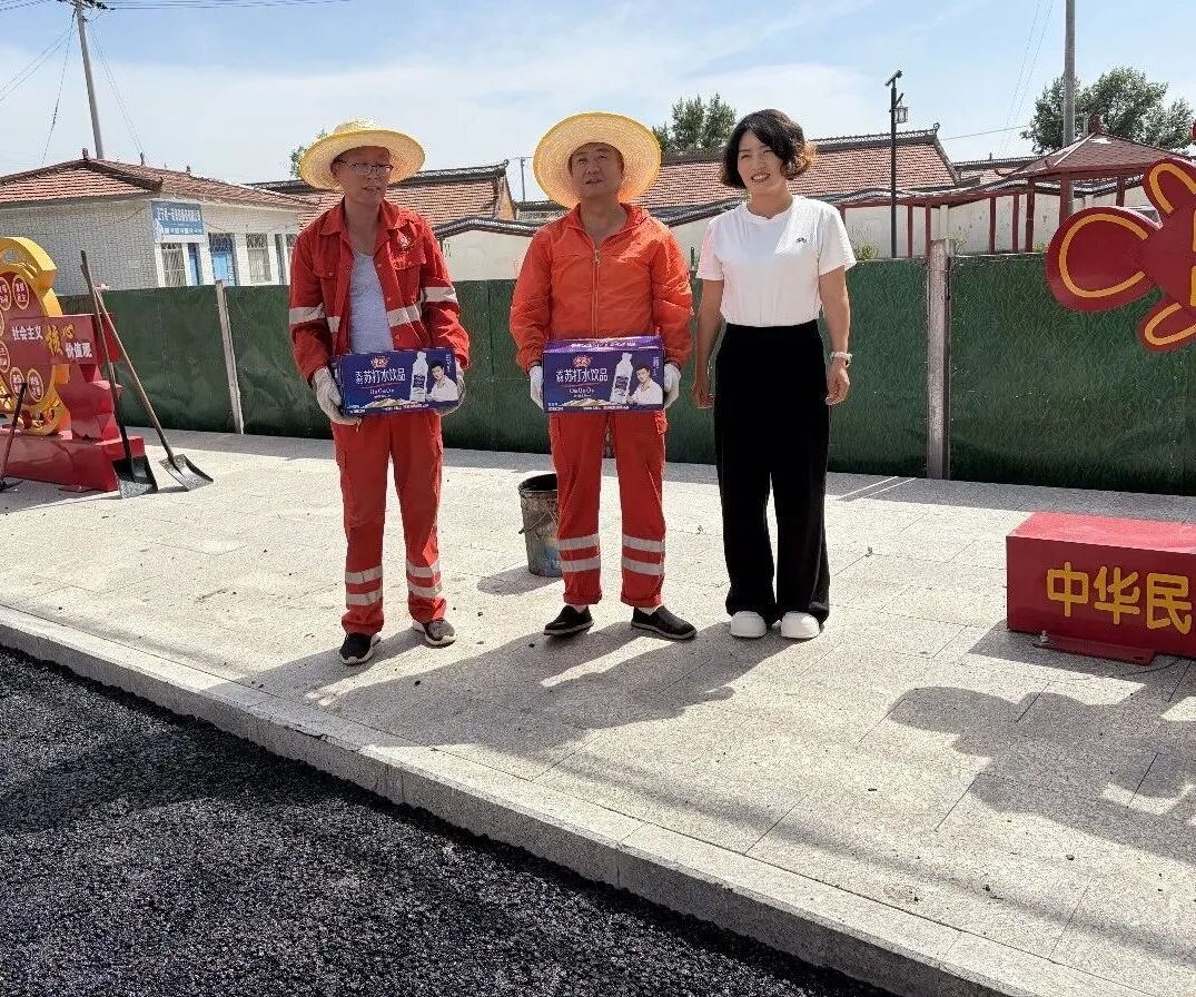 正宁县五顷塬回族乡人民政府慰问正宁公路段一线养护职工