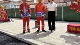 正宁县五顷塬回族乡人民政府慰问正宁公路段一线养护职工