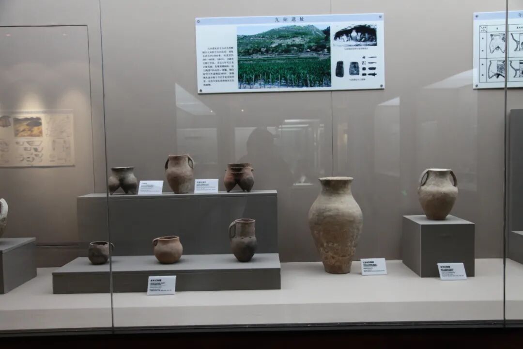 馆内陈列的中国第一块旧石器出土于华池县赵家岔;著名的商代“作册吾”玉戈、汉代“彭阳”铜鼎和宋代玉壶春瓶均为甘肃省内仅有的瑰宝。此外,绚烂多彩的非遗剪纸、香韵流传的刺绣香包等民俗展品,让庆阳人民引以为傲的书法名家作品以及弥足珍贵的革命文物也是庆阳市博物馆的特色。