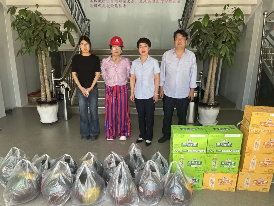 邮储银行宁县支行:炎炎夏日送清凉 金融温情慰工友